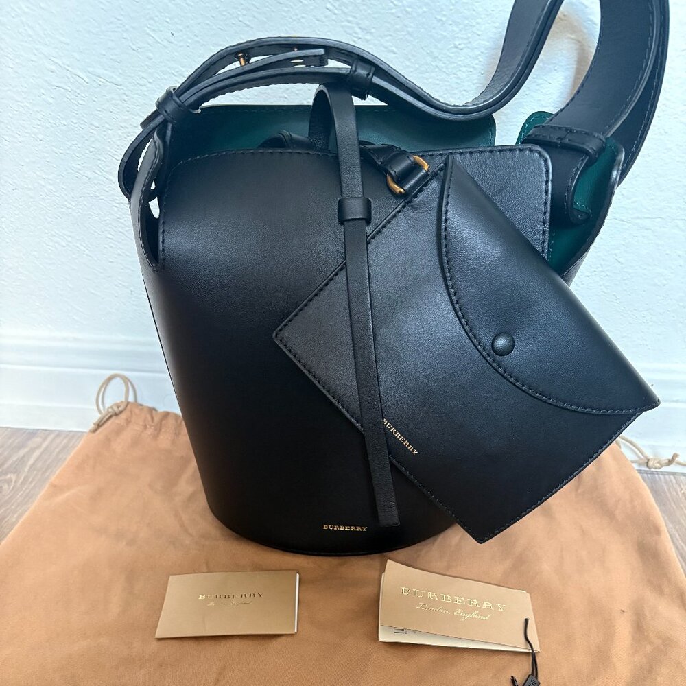 BLACK LEATHER BURBERRY BUCKET BAG